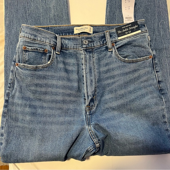 Abercrombie & Fitch Curve Love Ultra High Rise Ankle Straight Jean - Picture 4 of 11